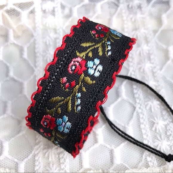 ๑ Vintage Floral Embroidered Trim Bracelet ๑ - Picture 3 of 4